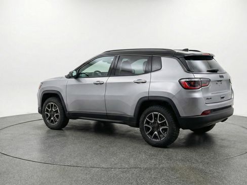 Used 2025 Jeep Compass Trailhawk image 6