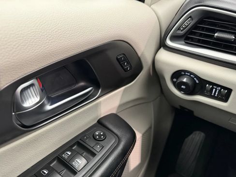 Used 2020 Chrysler Pacifica Touring-L FWD image 10