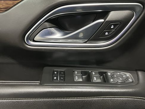 Used 2023 Chevrolet Suburban Premier image 17