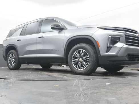 Used 2025 Chevrolet Traverse LT image 23