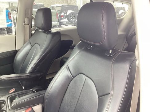 Used 2017 Chrysler Pacifica Touring-L image 17