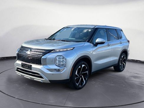 Used 2024 Mitsubishi Outlander SE image 1