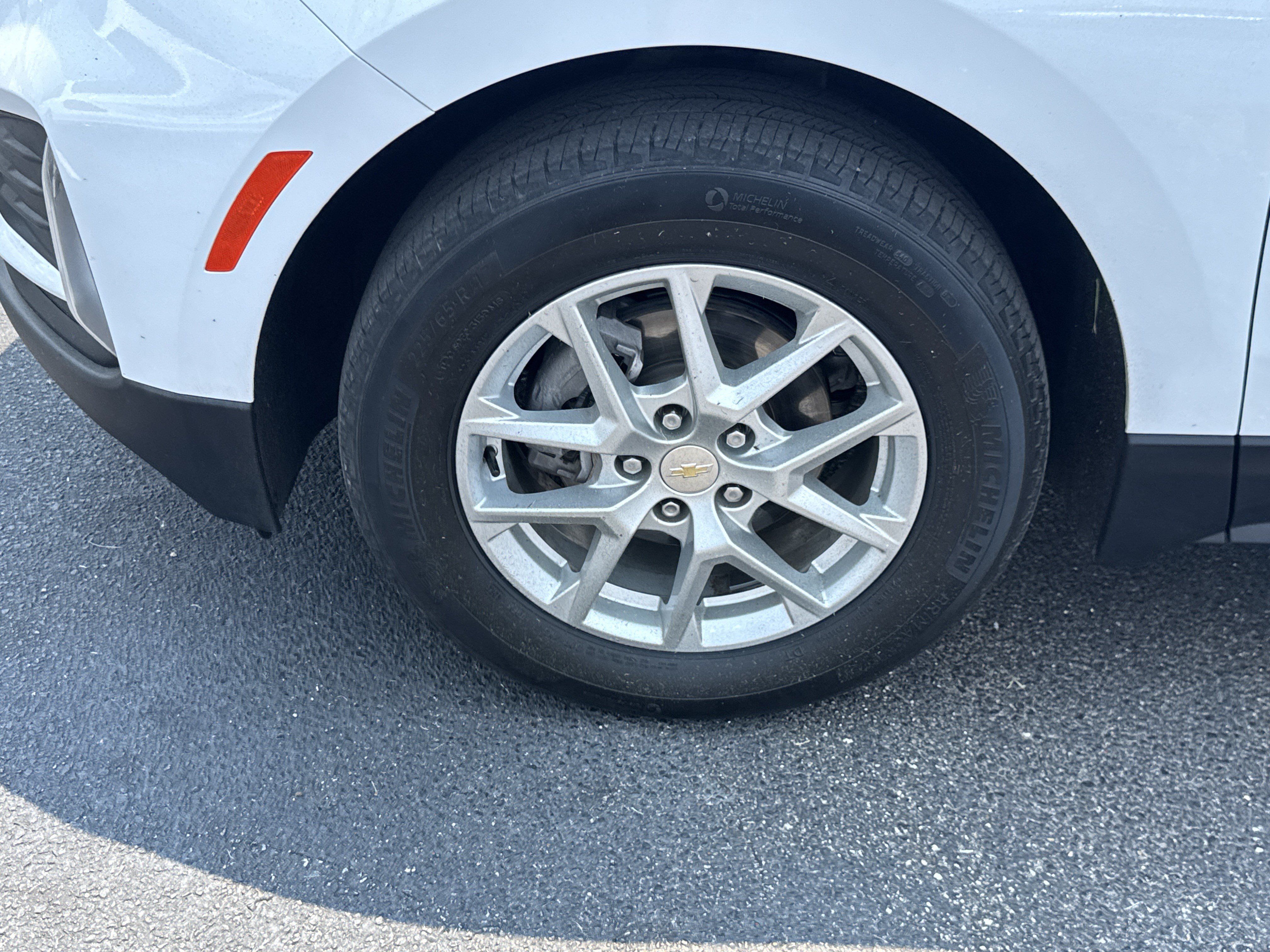 Used 2023 Chevrolet Equinox LT FWD image 9