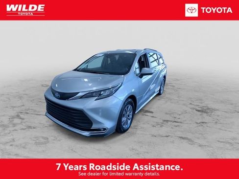 Certified 2024 Toyota Sienna XLE image 5