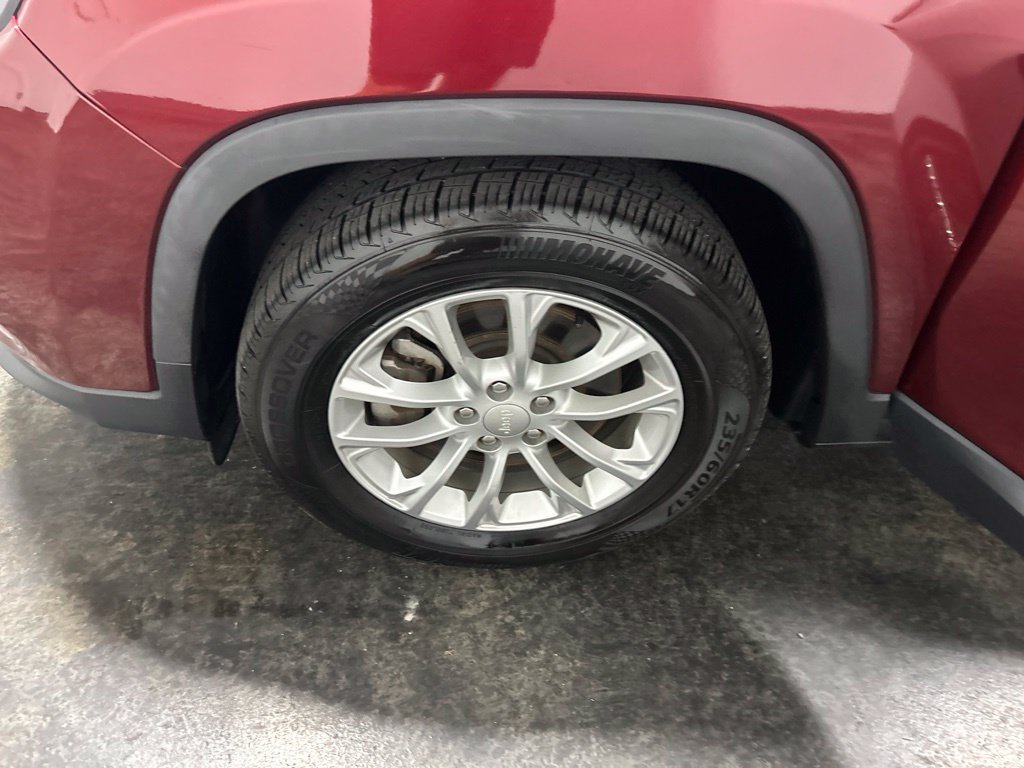 Used 2019 Jeep Cherokee Latitude w/ Cold Weather Group FWD image 18