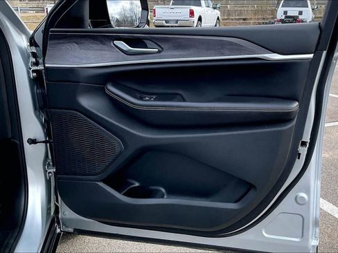 Used 2024 Jeep Grand Cherokee L Limited image 19