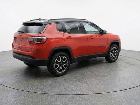 Used 2025 Jeep Compass Trailhawk AWD/4WD image 3