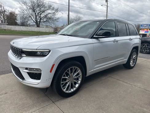 Used 2024 Jeep Grand Cherokee Summit image 5