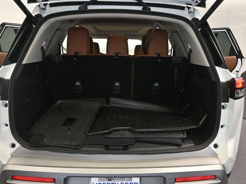 Used 2025 Nissan Pathfinder Platinum FWD image 11