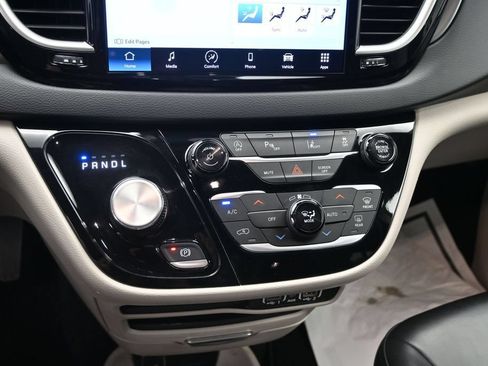 Used 2023 Chrysler Pacifica Touring-L FWD image 18