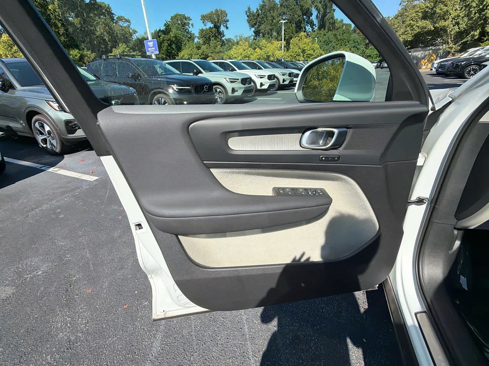 Used 2023 Volvo XC40 B5 Plus w/ Protection Package Premier AWD/4WD image 24