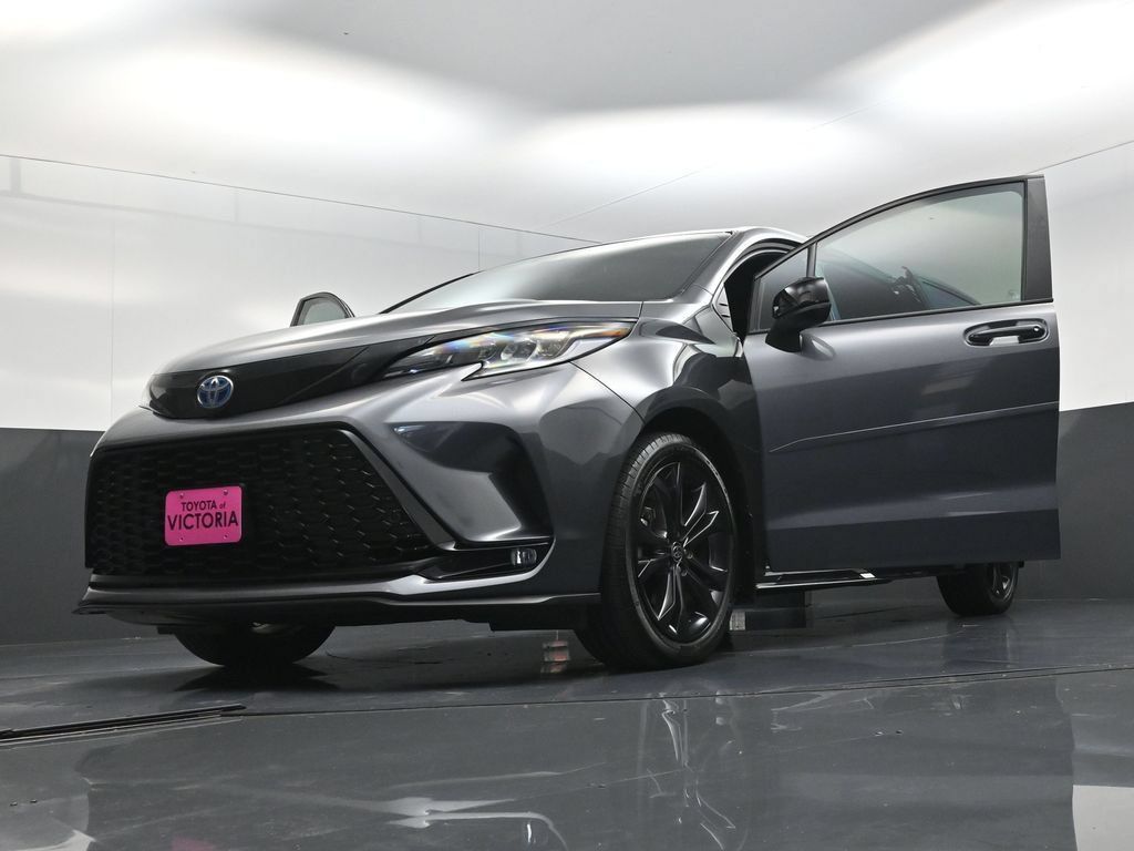 Used 2025 Toyota Sienna XSE w/ XSE Plus Package FWD image 28