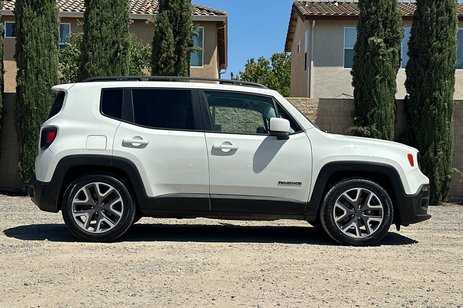 Used 2016 Jeep Renegade Latitude FWD image 3