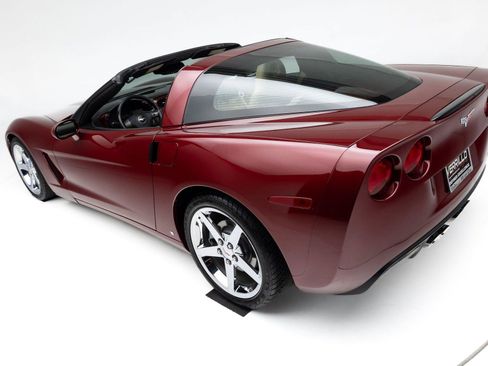 Used 2007 Chevrolet Corvette Coupe w/ Preferred Equipment Group RWD image 2