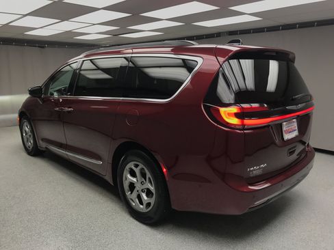 Used 2023 Chrysler Pacifica Limited image 2