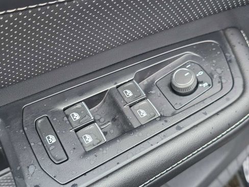 Used 2025 Volkswagen Atlas Cross Sport SE image 23