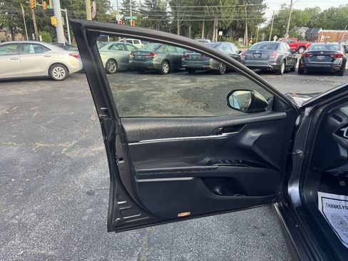 Used 2019 Toyota Camry SE FWD image 21
