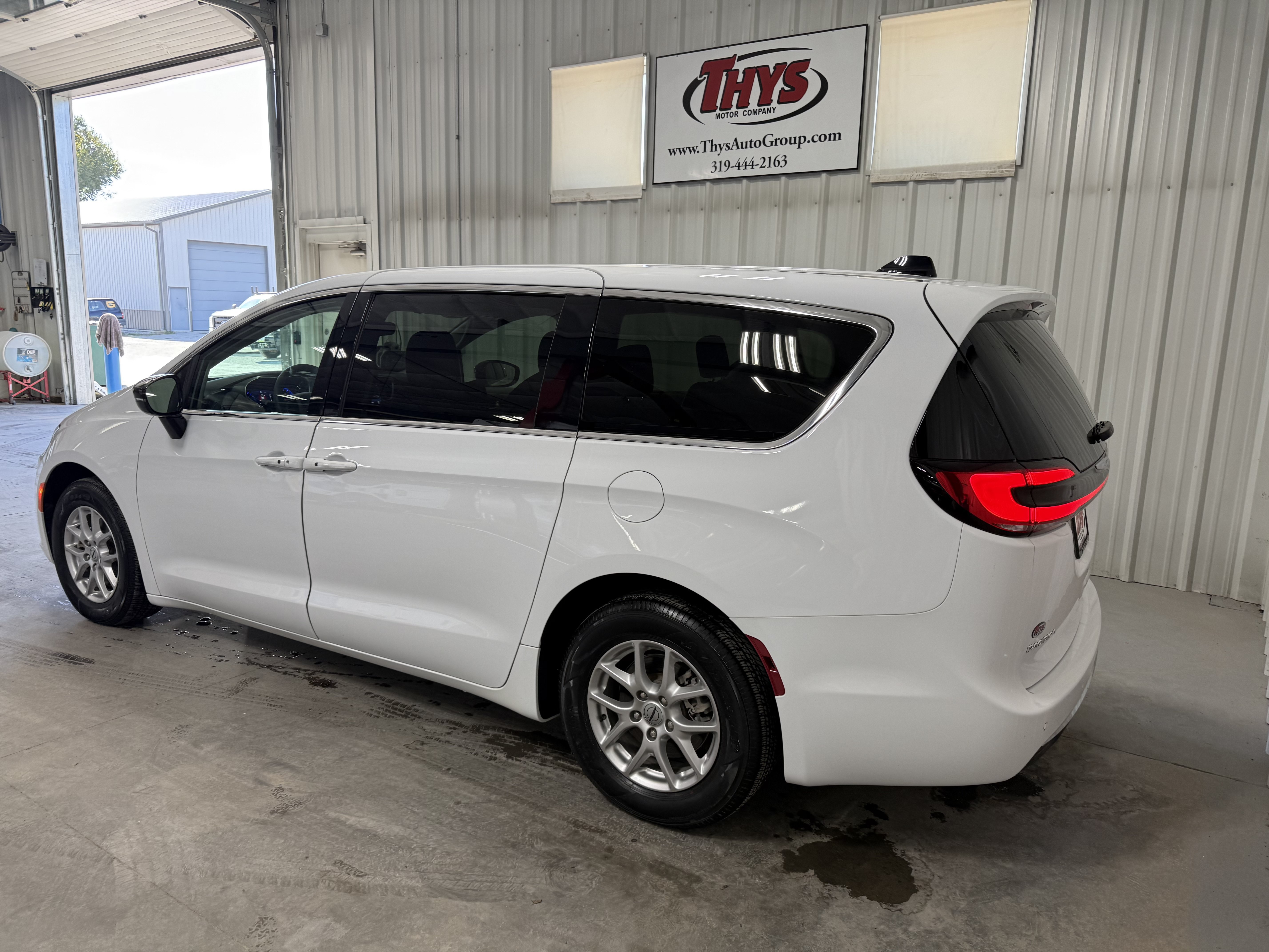 Used 2024 Chrysler Pacifica Touring-L FWD image 11