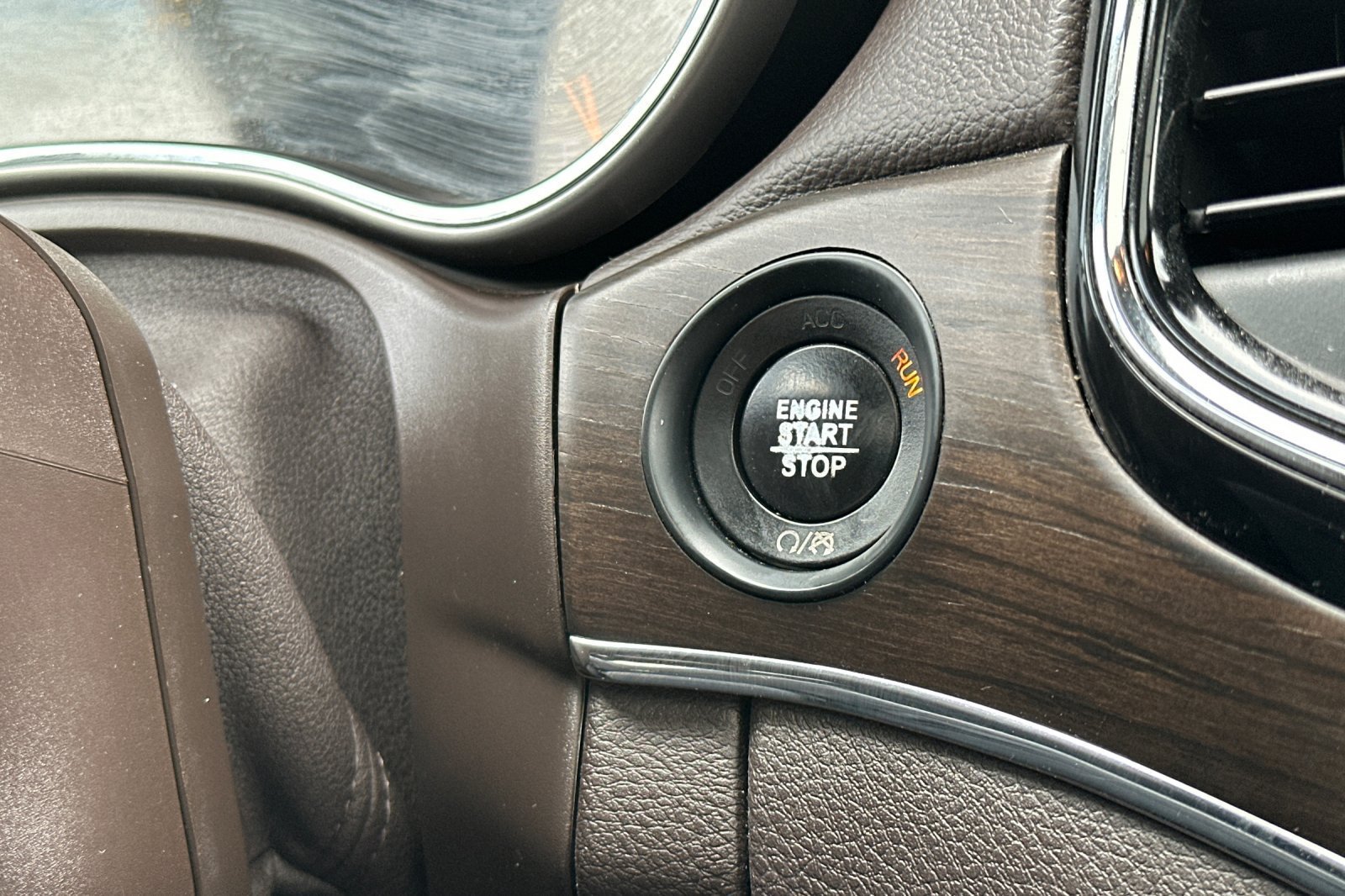 Used 2019 Jeep Grand Cherokee Overland AWD/4WD image 26