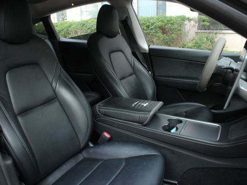 Used 2022 Tesla Model Y Long Range AWD/4WD image 26