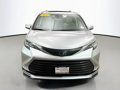 Used 2021 Toyota Sienna XLE w/ XLE Plus Package FWD image 2