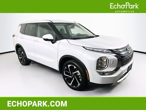 Used 2024 Mitsubishi Outlander SE image 1