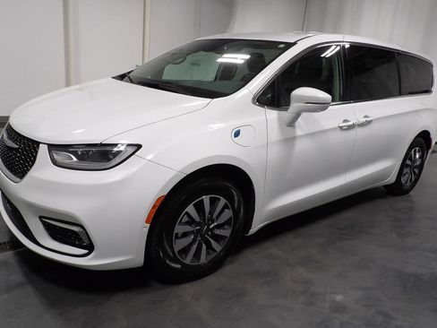 Used 2022 Chrysler Pacifica Touring-L w/ Uconnect Theater Family Group image 4