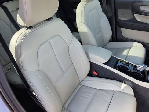 Used 2024 Volvo XC40 B5 Plus image 31