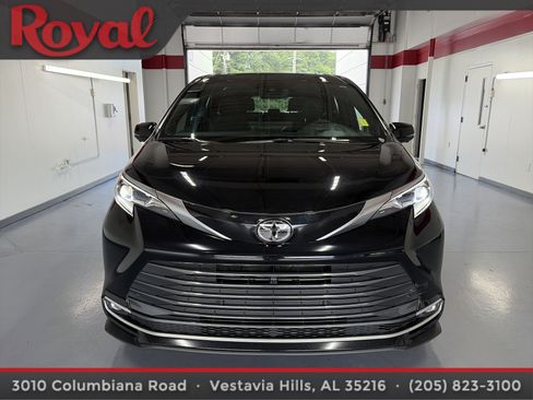 Used 2026 Toyota Sienna Platinum AWD/4WD image 7