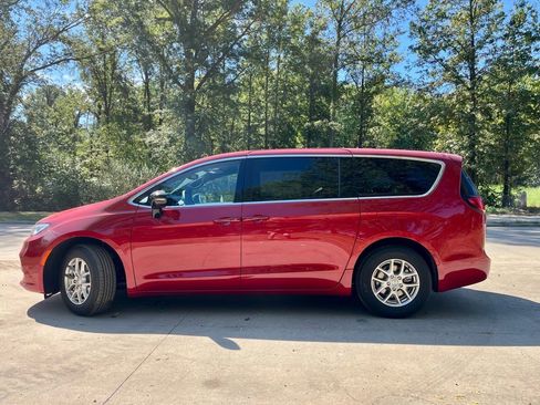 New 2026 Chrysler Pacifica Select image 4