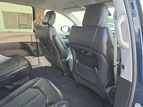 Used 2024 Chrysler Pacifica Touring-L FWD image 11