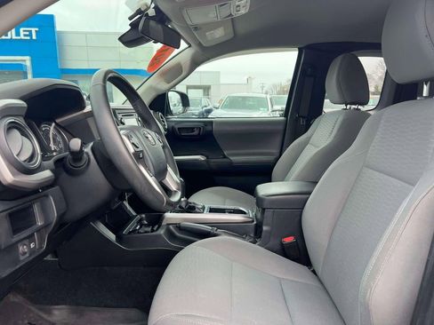 Used 2019 Toyota Tacoma SR5 w/ SR5 Appearance Package (SM) AWD/4WD image 14