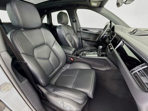 Certified 2024 Porsche Macan AWD/4WD image 30