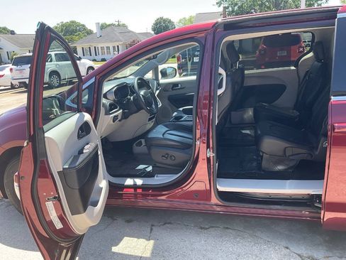 Used 2023 Chrysler Pacifica Touring-L FWD image 9