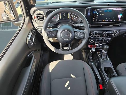 Used 2025 Jeep Wrangler Unlimited Rubicon AWD/4WD image 8
