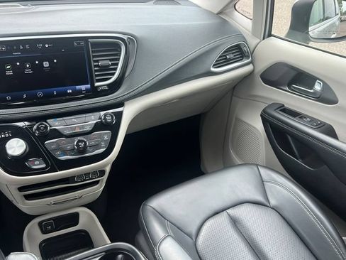 Used 2023 Chrysler Pacifica Touring-L FWD image 34