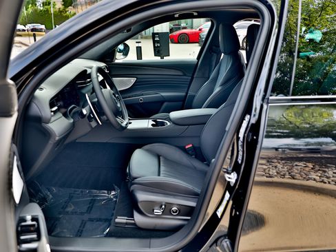 New 2024 Maserati Grecale GT image 17