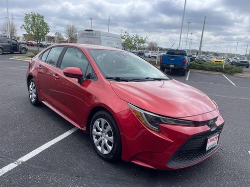 Used 2021 Toyota Corolla LE FWD image 2