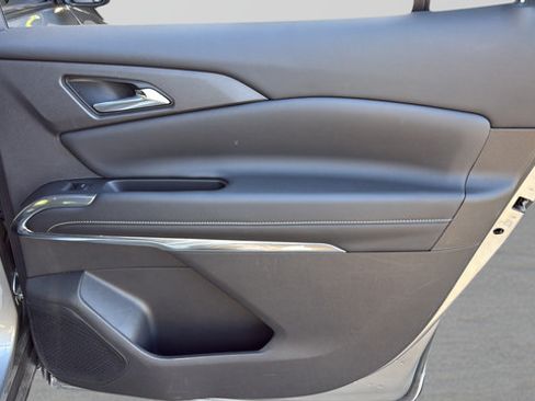 Used 2025 Chevrolet Traverse LT FWD image 28