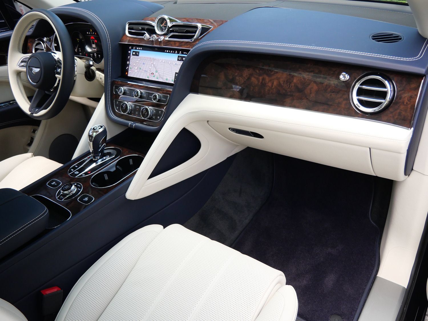 Used 2023 Bentley Bentayga Extended Wheelbase AWD/4WD image 2