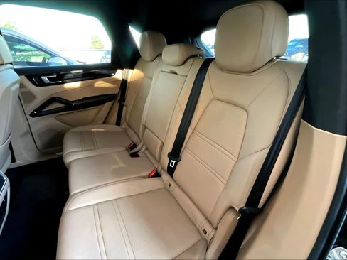 Used 2023 Porsche Cayenne AWD/4WD image 21