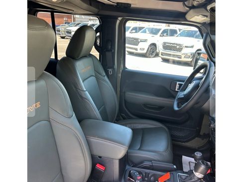 Used 2025 Jeep Gladiator Mojave AWD/4WD image 11