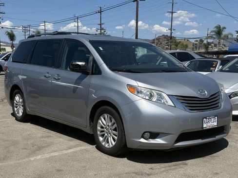 Used 2015 Toyota Sienna XLE w/ XLE Navigation Package image 4