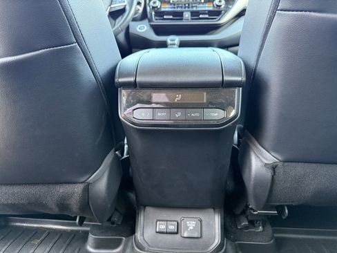 Used 2022 Toyota Highlander Limited image 22