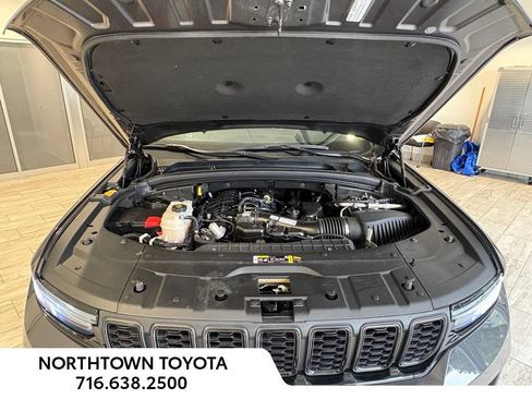 Used 2023 Jeep Grand Cherokee Altitude AWD/4WD image 12
