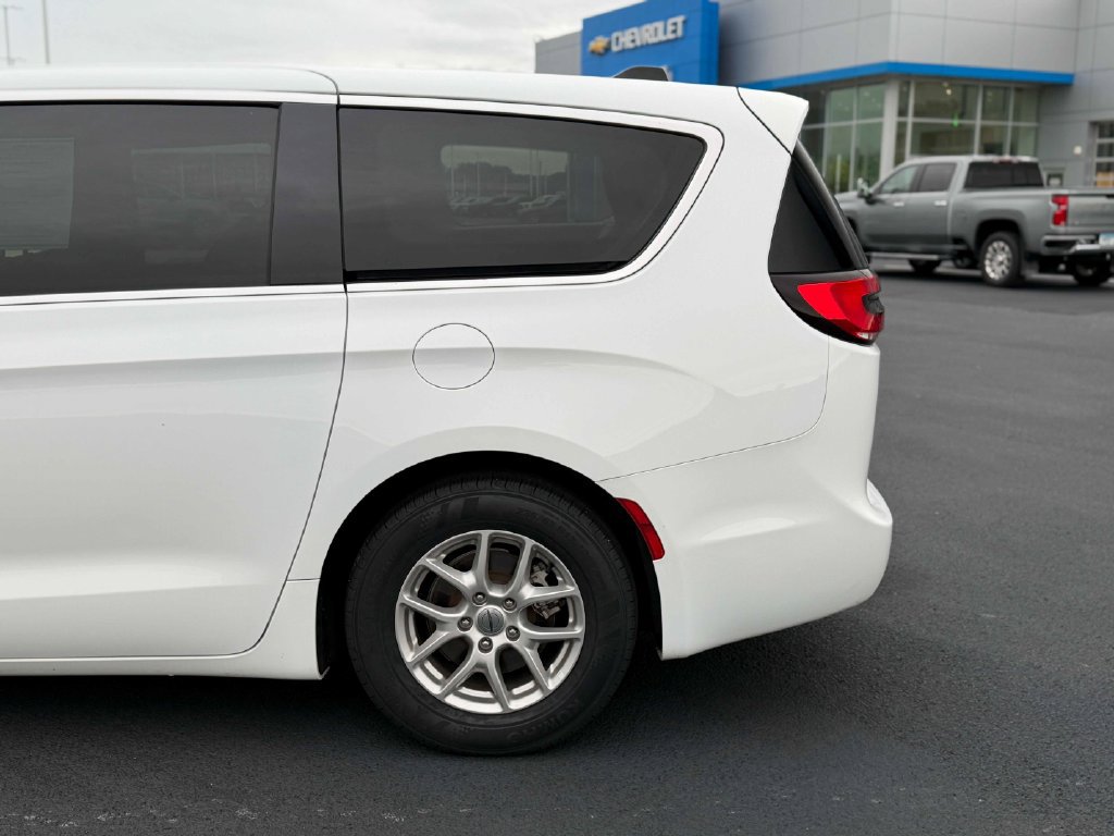 Used 2024 Chrysler Pacifica Touring-L FWD image 13