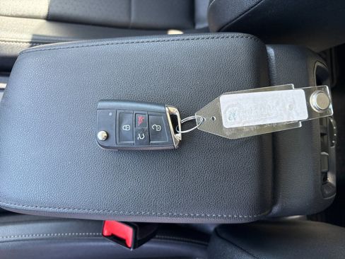 Used 2019 Volkswagen Tiguan SE image 28