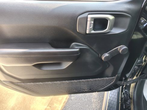 Certified 2020 Jeep Wrangler Sport AWD/4WD image 17