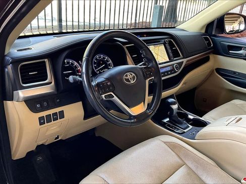 Used 2017 Toyota Highlander Limited image 17