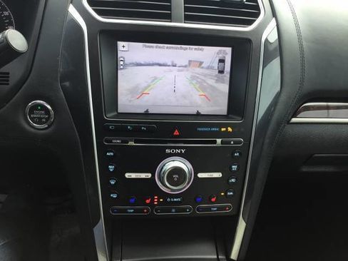 Used 2017 Ford Explorer Platinum image 18